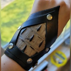 Leather wrist guards crocodile